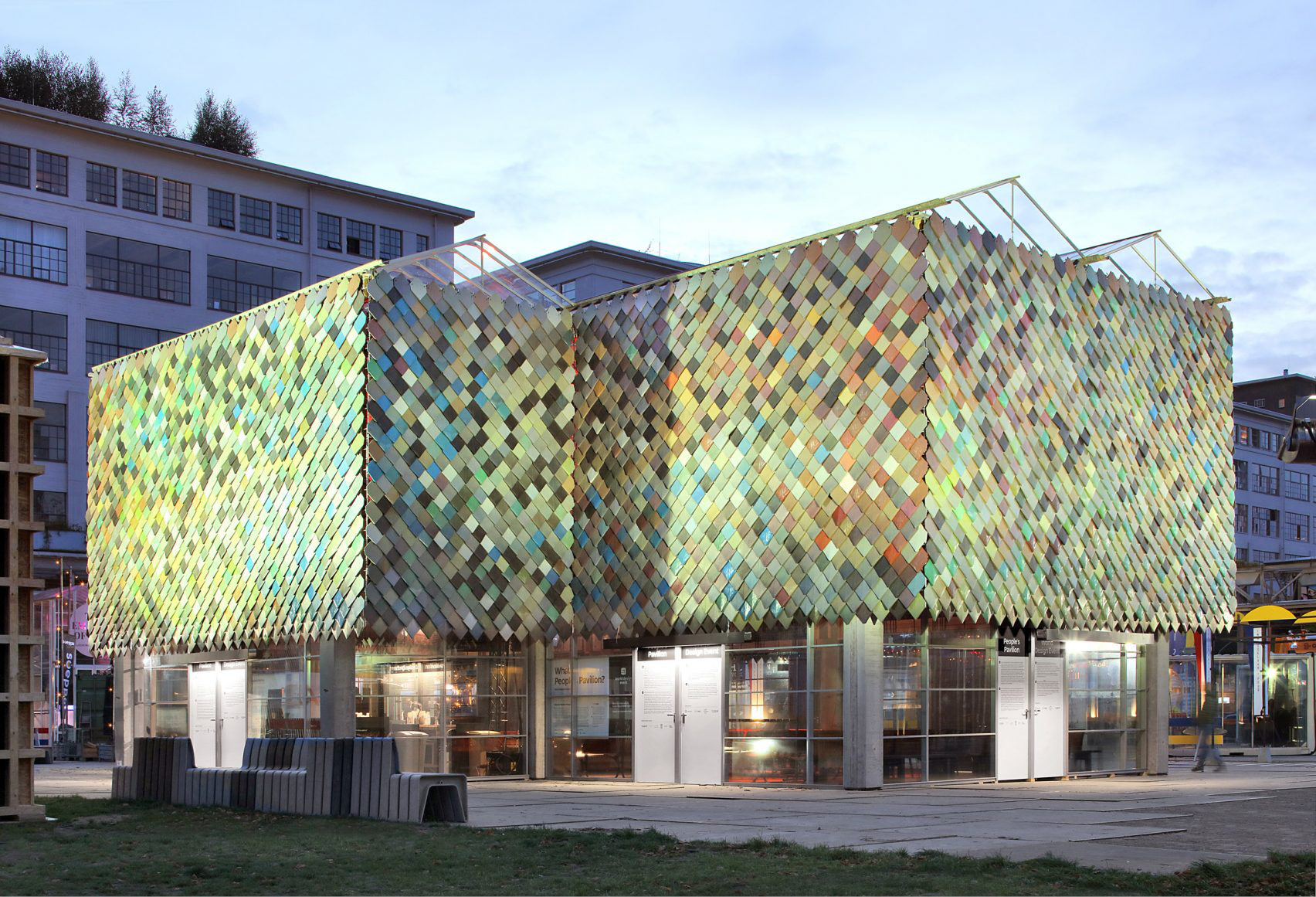 https://static.dezeen.com/uploads/2017/10/peoples-pavilion-dutch-design-week-2017-recycled-plastic_dezeen_2364_col_31-852x580.jpg