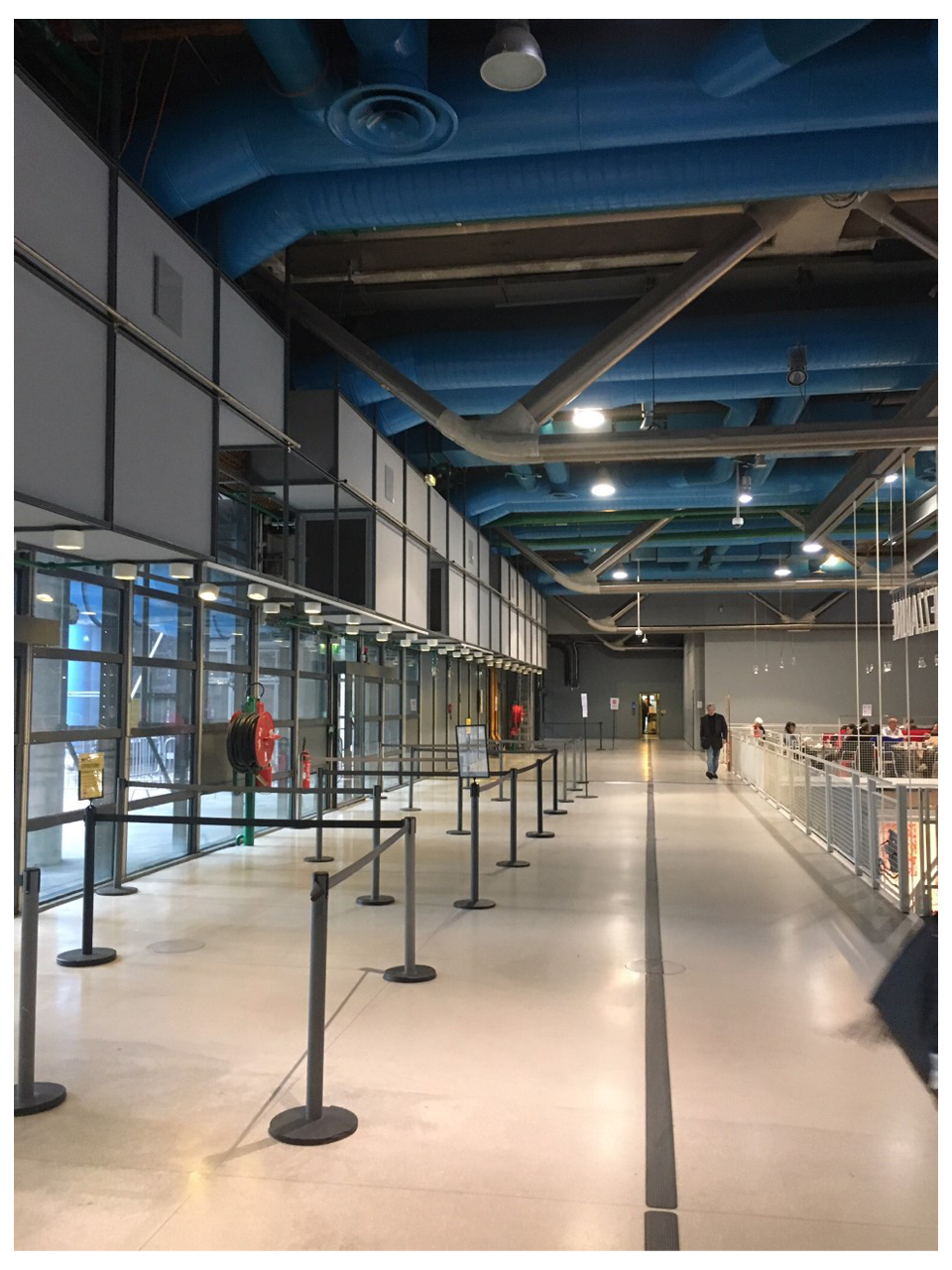 Imagen que contiene interior, edificio, techo, suelo

Descripción generada automáticamente
